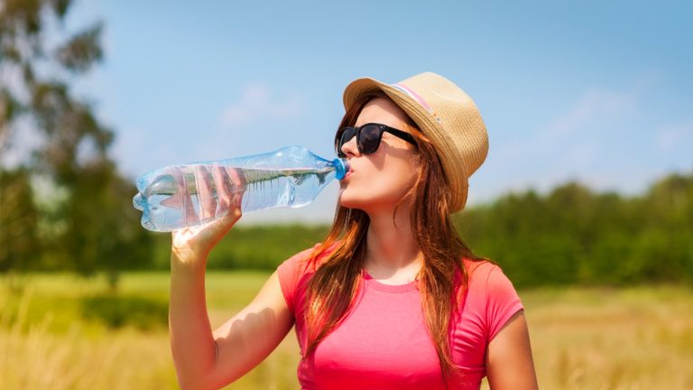 5 dicas para se hidratar corretamente em dias quentes: